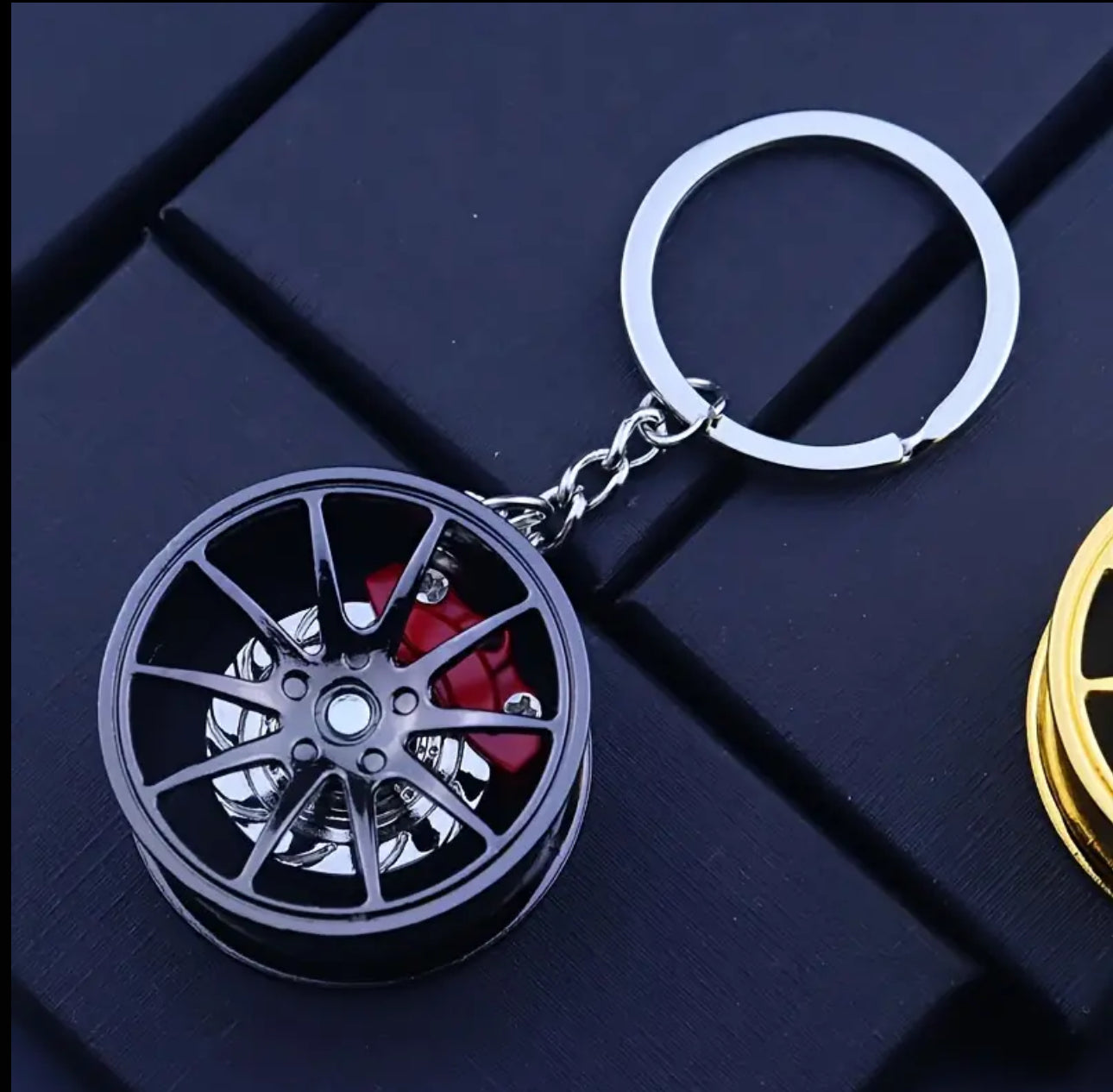 Brake 360 rotating car keychain pendant, creative car keychain decoration, a unique gift for car lovers