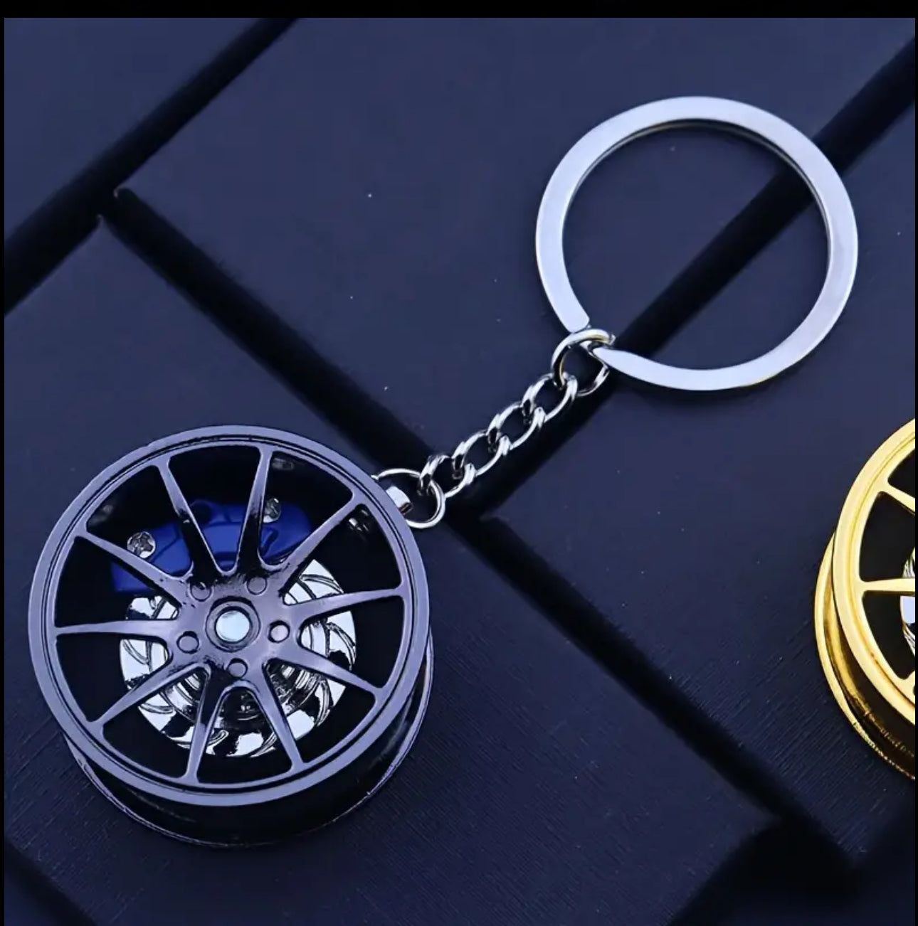 Brake 360 rotating car keychain pendant, creative car keychain decoration, a unique gift for car lovers